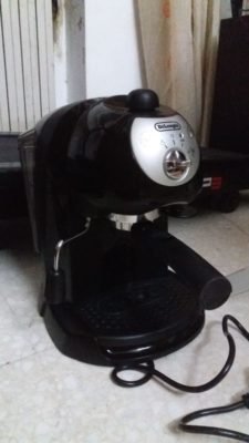 une machine à café delonghi à manette