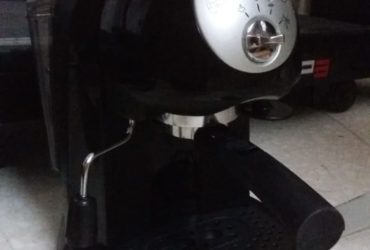 une machine à café delonghi à manette