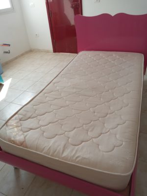 lit chambre fille rose avec matelas