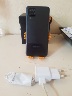 Samsung A12 très très peu utilisé .