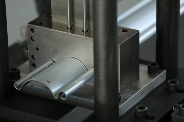 Machine profileuse pour lame de rideau métallique éléctrique ou motorisé